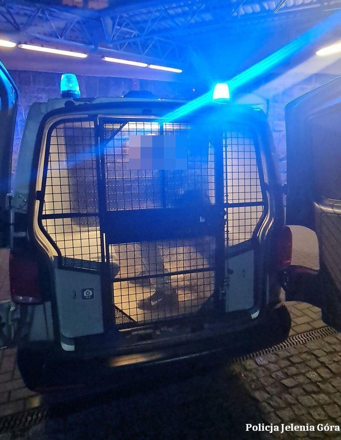 Groził byłej spaleniem mieszkania i rzucił w nią nożem. Policja zatrzymała agresywnego mężczyznę