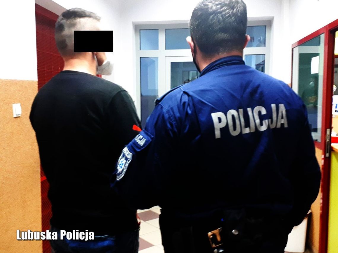 Groził domownikom, że pozabija ich kuchennym nożem. Potem rzucił się na policjantów