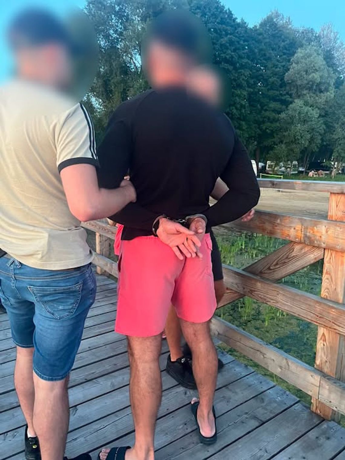 Groził dwóm obywatelom Ukrainy i znieważał ich na tle narodowym. Policjanci zatrzymali 46-latka Groził dwóm obywatelom Ukrainy i znieważał ich na tle narodowym. Policjanci zatrzymali 46-latka