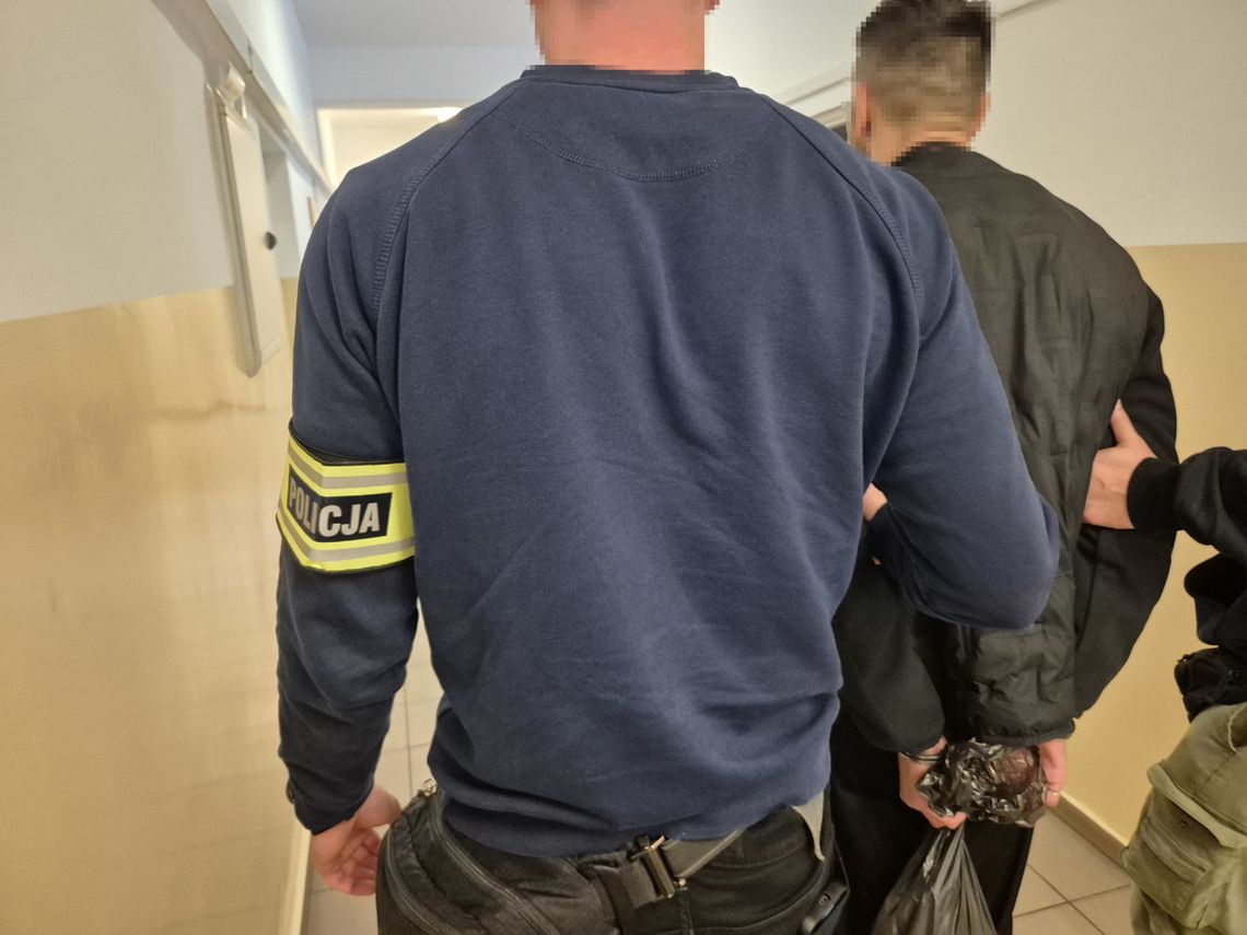 Groził ekspedientce śmiercią. W torbie miał siekierę, gaz i przedmiot przypominający pistolet Groził ekspedientce śmiercią. W torbie miał siekierę, gaz i przedmiot przypominający pistolet
