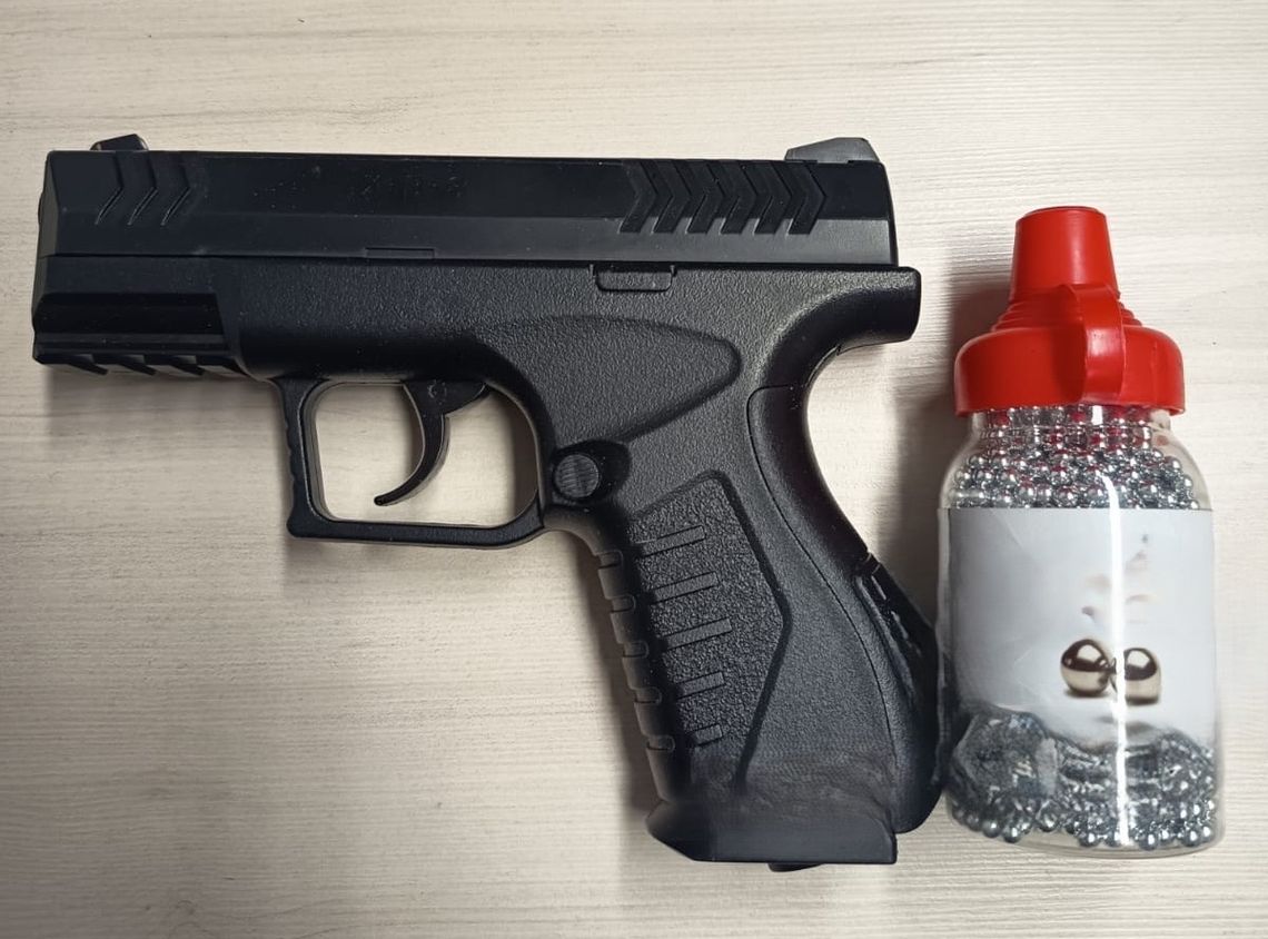 Groził na ulicy bronią, a potem strzelał z wiatrówki w okna: "byłem pijany i nic nie pamiętam"