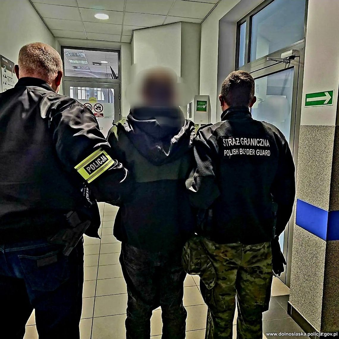 Groził przypadkowym ludziom nożem. Został zatrzymany i deportowany Groził przypadkowym ludziom nożem. Został zatrzymany i deportowany