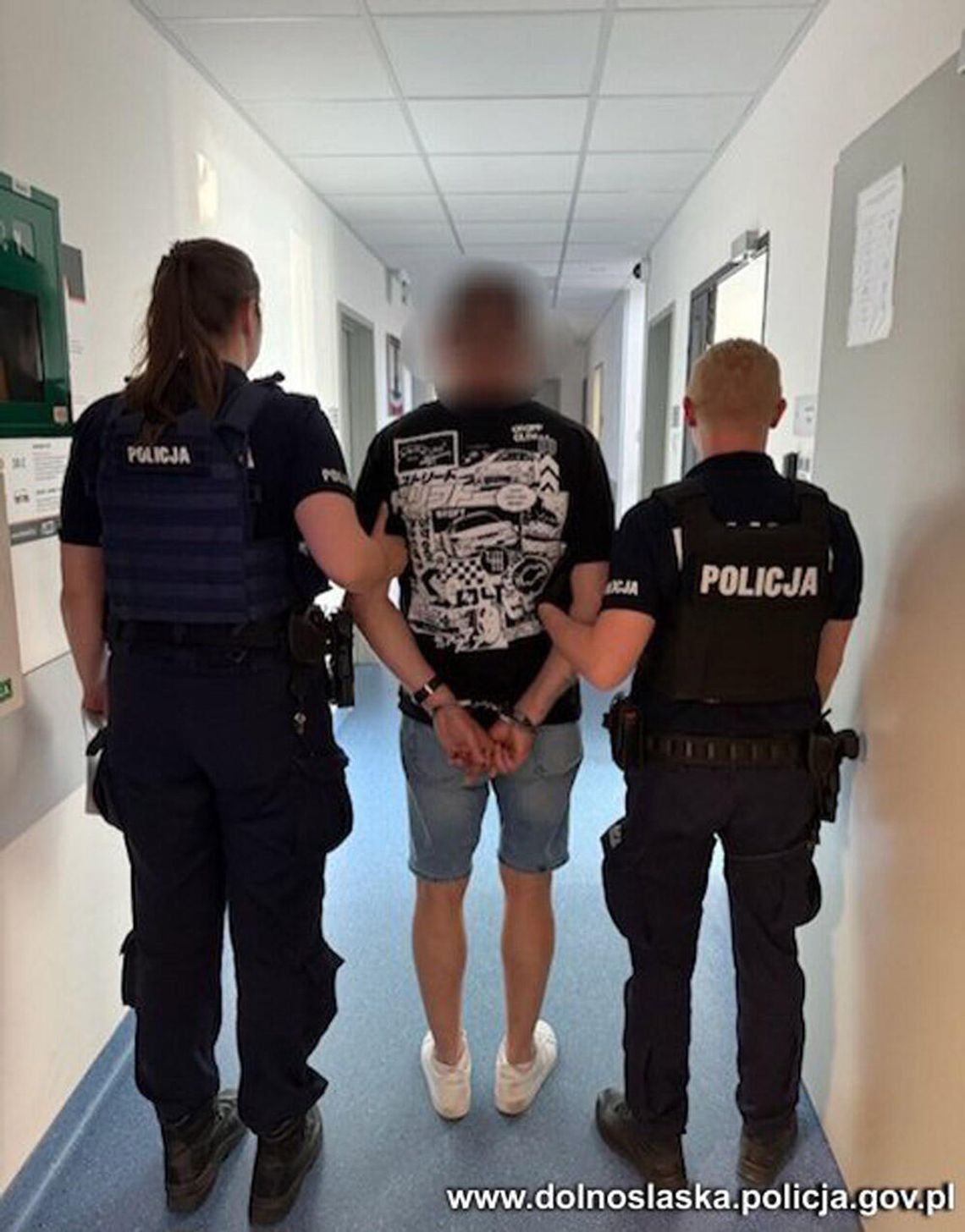 Groził śmiercią obcym ludziom i do nich strzelał. Nie podobała mu się ich narodowość Groził śmiercią obcym ludziom i do nich strzelał. Nie podobała mu się ich narodowość