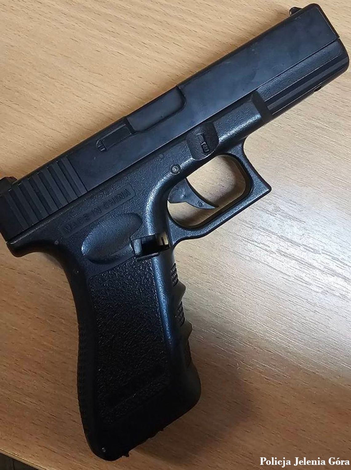 Groził śmiercią sąsiadowi i jego rodzinie. Policjanci zatrzymali pijanego 42-latka Groził śmiercią sąsiadowi i jego rodzinie. Policjanci zatrzymali pijanego 42-latka
