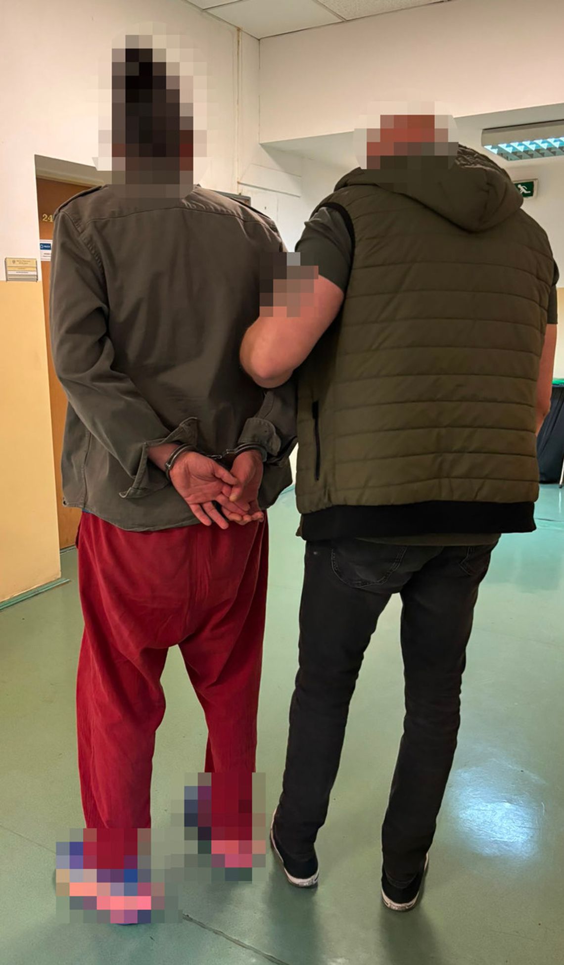 Groził śmiercią starszej kobiecie i jej sąsiadowi. Agresywny 49-latek zatrzymany przez policję Groził śmiercią starszej kobiecie i jej sąsiadowi. Agresywny 49-latek zatrzymany przez policję