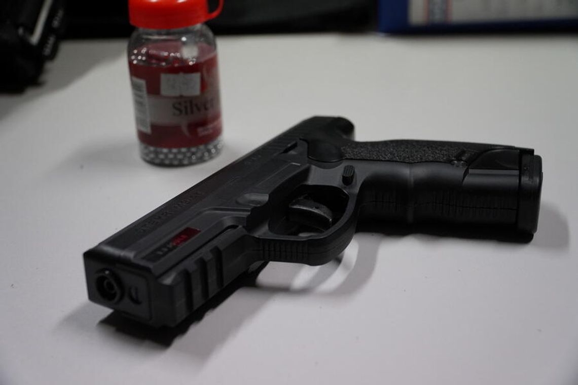 Groził szwagrowi śmiercią i wymachiwał pistoletem. Pokłócili się w sklepie Groził szwagrowi śmiercią i wymachiwał pistoletem. Pokłócili się w sklepie