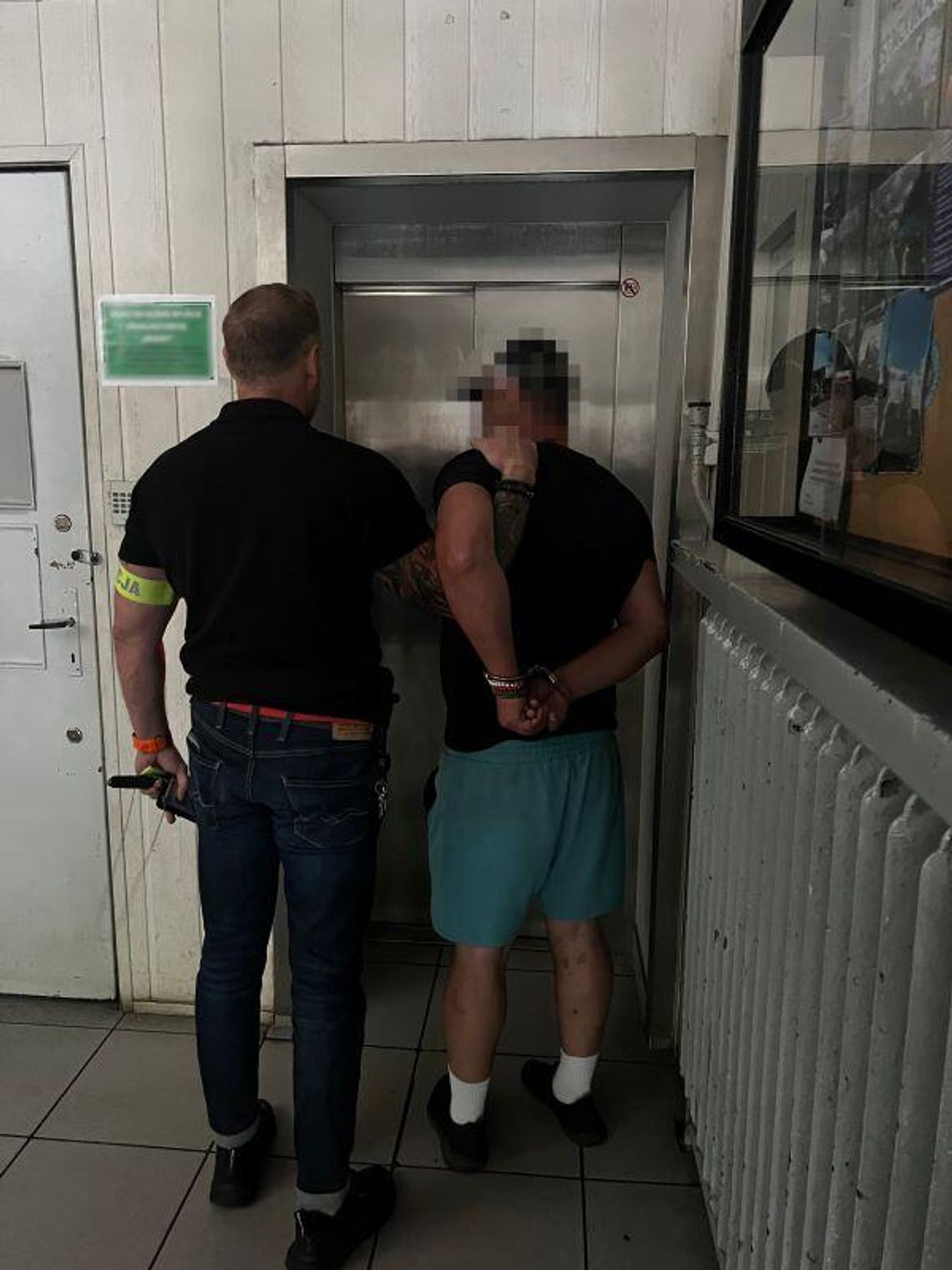 Groził Ukraińcom i zrywał ich flagi. 44-latek będzie odpowiadał za znieważenie na tle narodowościowym