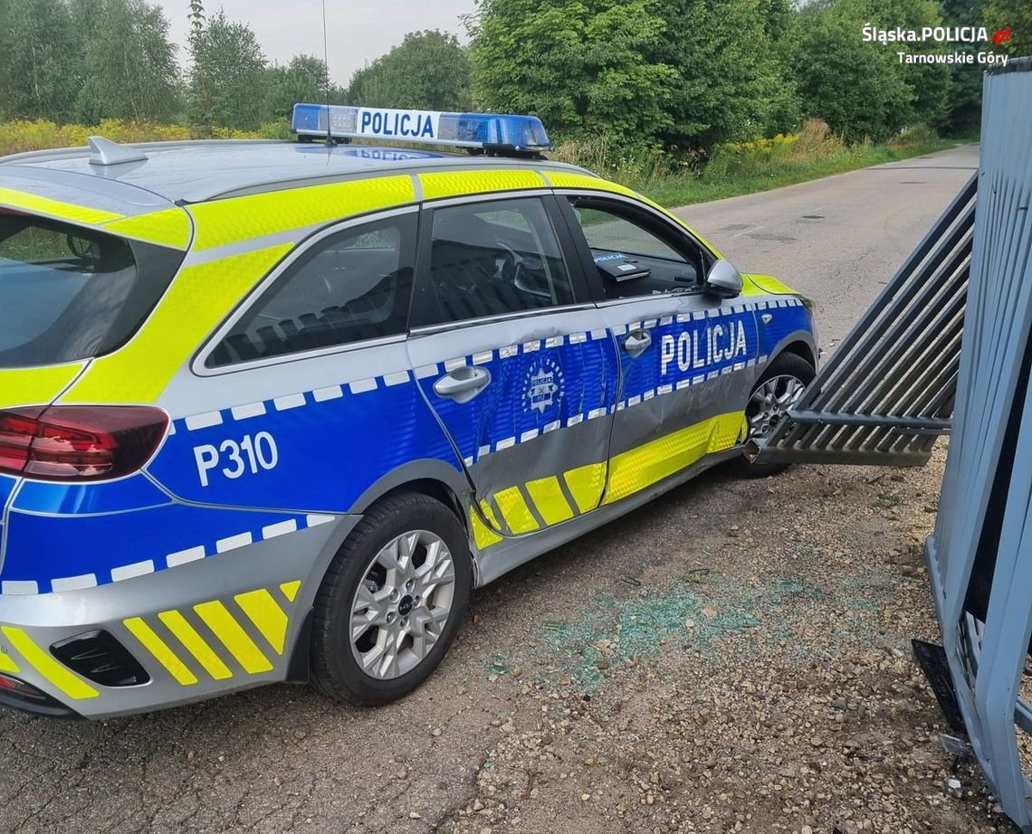 Groził żonie nożem, po przyjeździe policji rzucił się do ucieczki. Staranował radiowóz, pościg zakończył się, gdy wjechał w drzewo