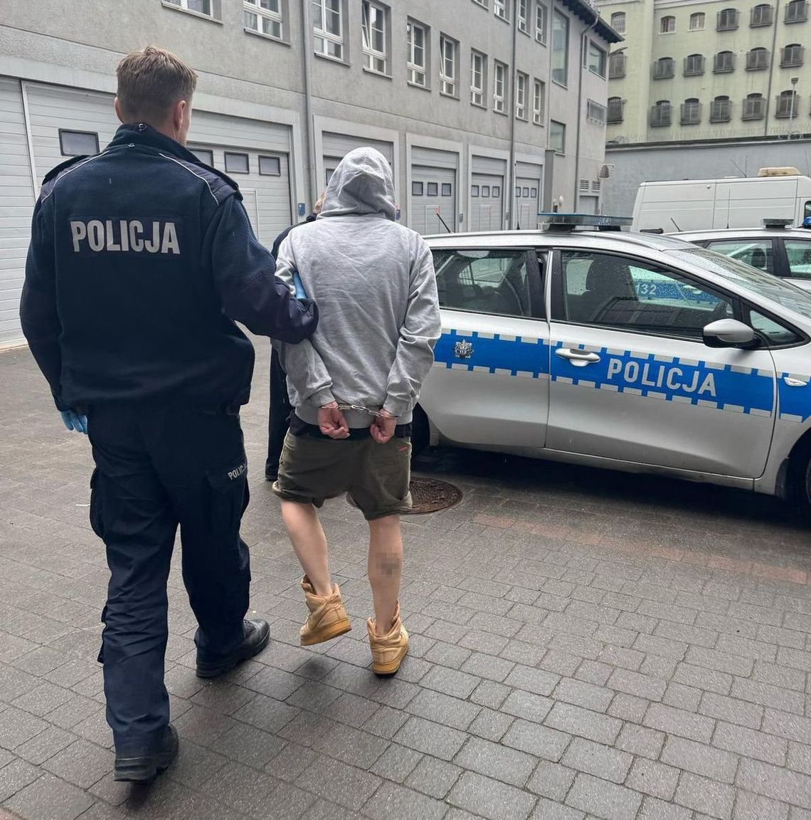 Groziła koleżance nożem, bo chciała, żeby oddała jej wagę i pudełko po telefonie. Kobieta prześladowała też Białorusina