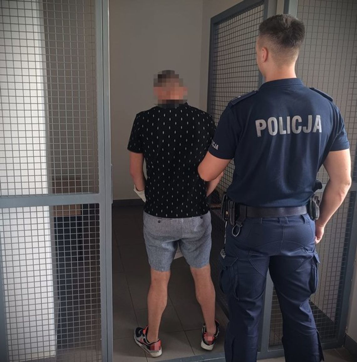 Grozili podpaleniem domu i żądali 10 tysięcy złotych okupu. W budynku była dwójka dzieci