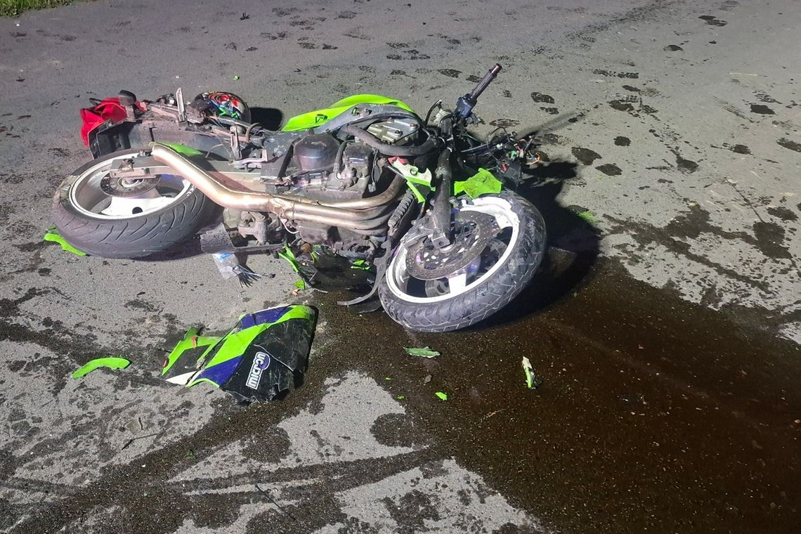 Groźne zderzenie motocykla i ciągnika z opryskiwaczem. Dwie osoby zabrane do szpitala