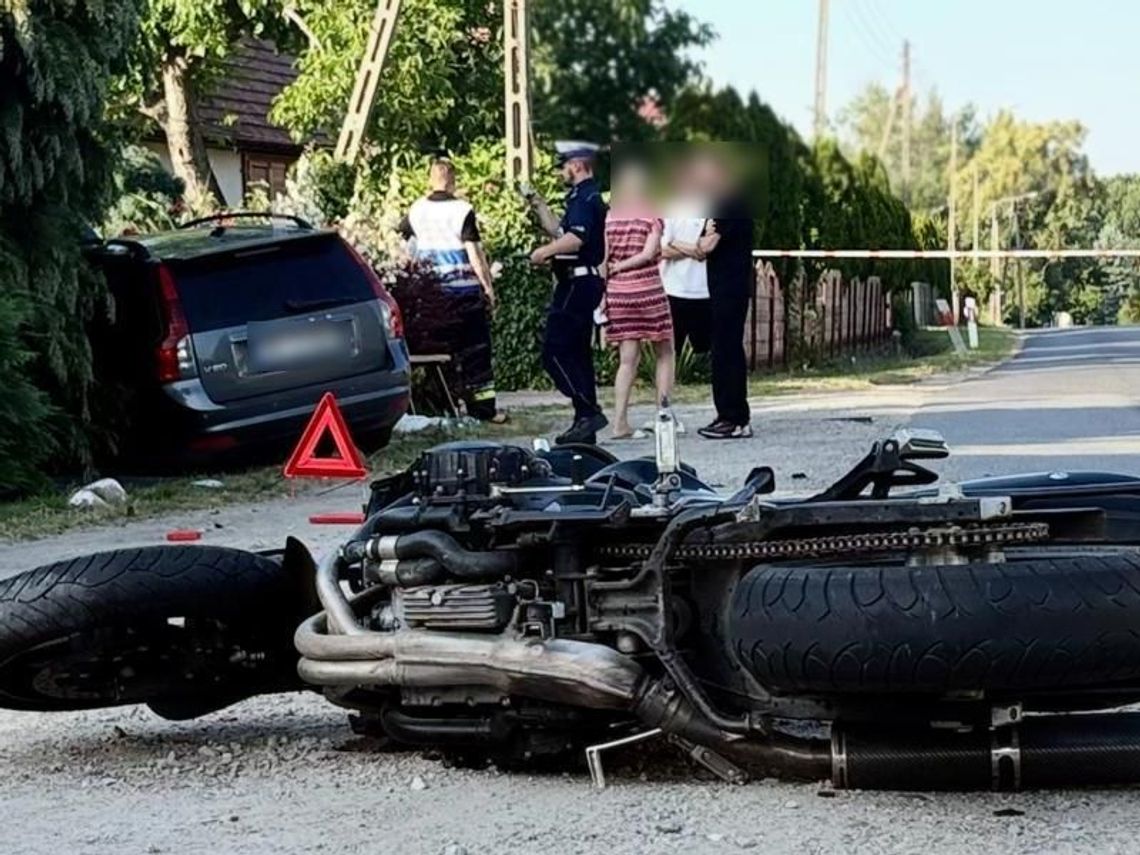 Groźne zderzenie Suzuki i Volvo. Poszkodowany motocyklista zabrany do szpitala