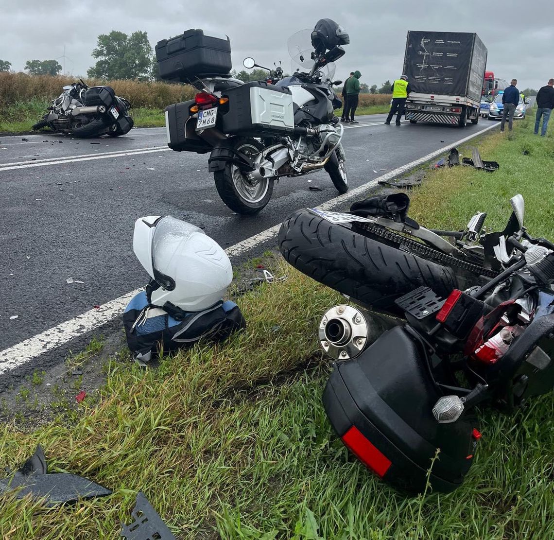 Groźne zderzenie trzech motocykli i busa na drodze krajowej. Dwie osoby zostały poszkodowane