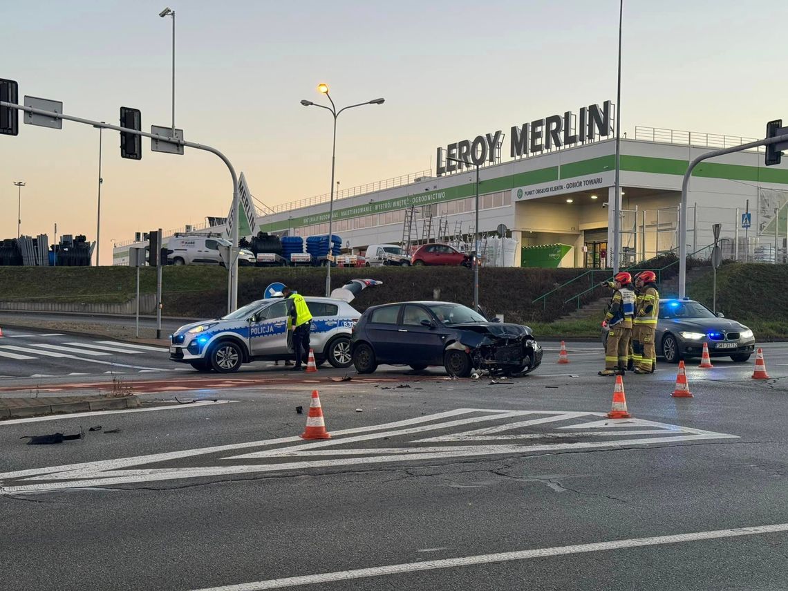 Groźnie wyglądające zderzenie osobówek. Jeden z samochodów stanął w ogniu [FOTO]