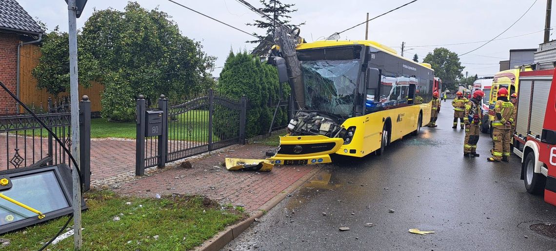 Groźnie wyglądający wypadek autobusu miejskiego. Kierująca zasłabła w czasie jazdy