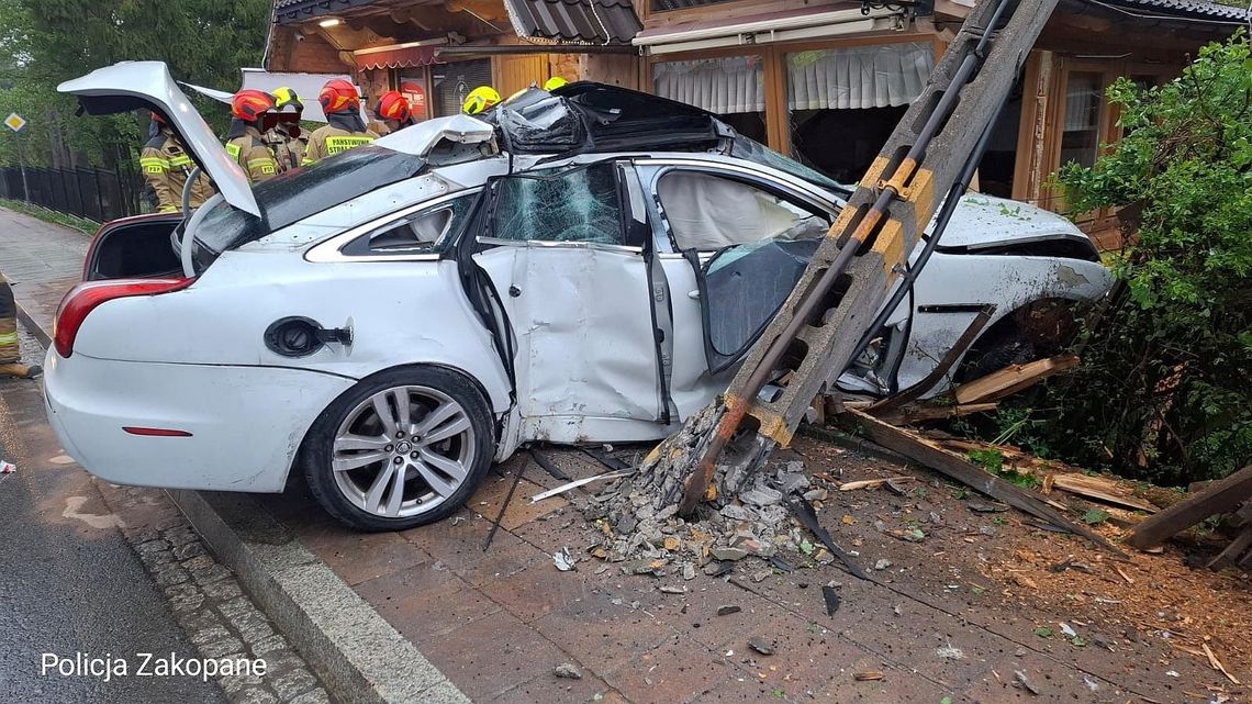 Groźny poranek w Zakopanem. Jaguar wbił się w betonowy słup i budynek. Kierowca z pasażerem zwiali