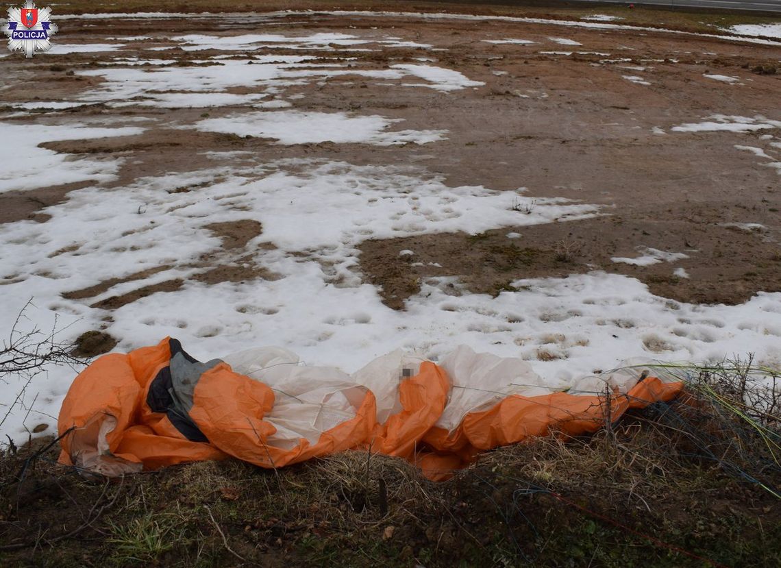 Groźny upadek paralotniarza w gminie Radecznica. Spadł tuż po starcie Groźny upadek paralotniarza w gminie Radecznica. Spadł tuż po starcie
