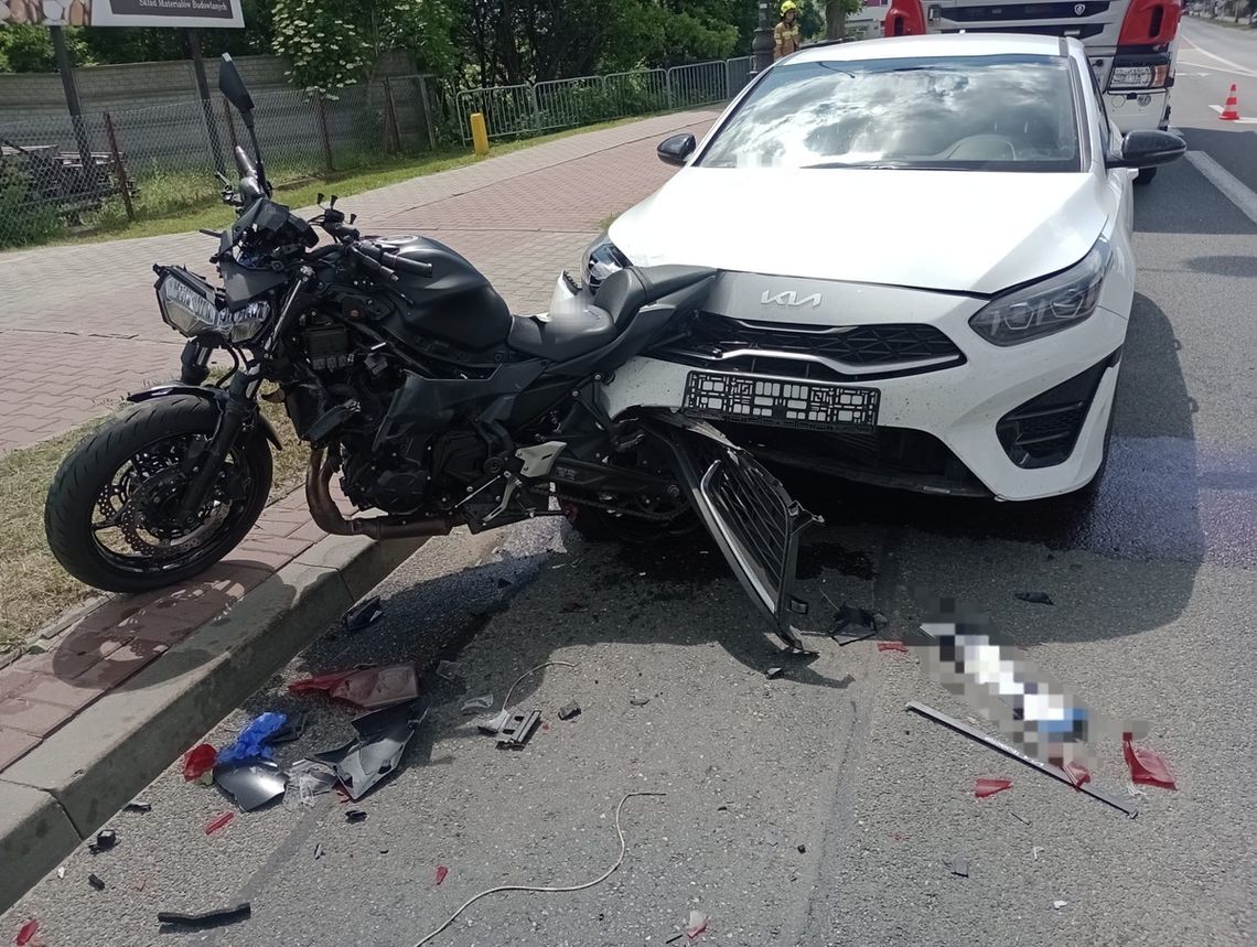 Groźny wypadek motocyklistki. 24-latka przeleciała przez kierownicę po silnym uderzeniu w tył Groźny wypadek motocyklistki. 24-latka przeleciała przez kierownicę po silnym uderzeniu w tył