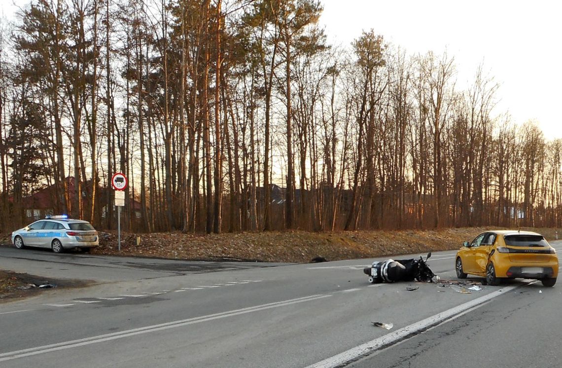 Groźny wypadek na drodze krajowej. Wyjechała Peugeotem wprost pod motocykl, dwie osoby zostały ranne