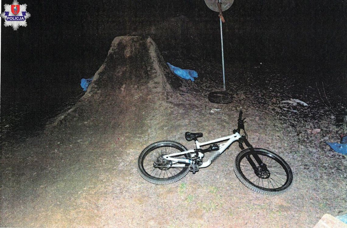 Groźny wypadek na prywatnym torze rowerowym. Po wybiciu chłopak spadł na koło