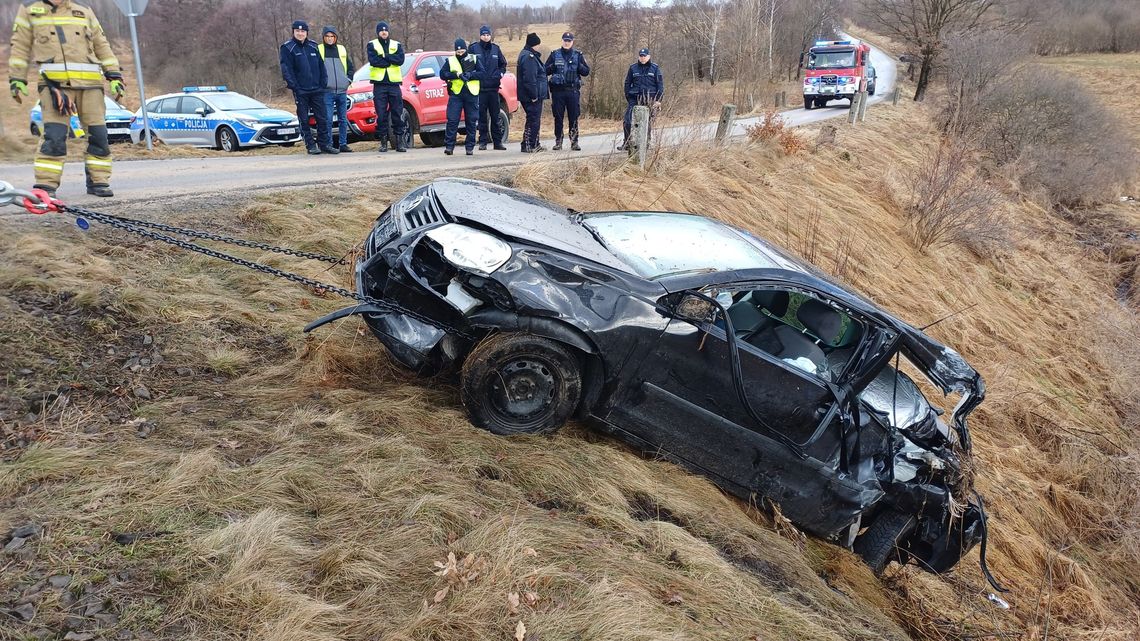 Groźny wypadek na torach. Samochód wjechał pod nadjeżdżający pociąg, ranna została 37-latka
