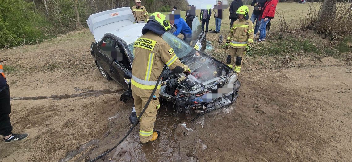 Groźny wypadek na trasie rajdu. Subaru wbiło się w drzewo, pilot trafił do szpitala