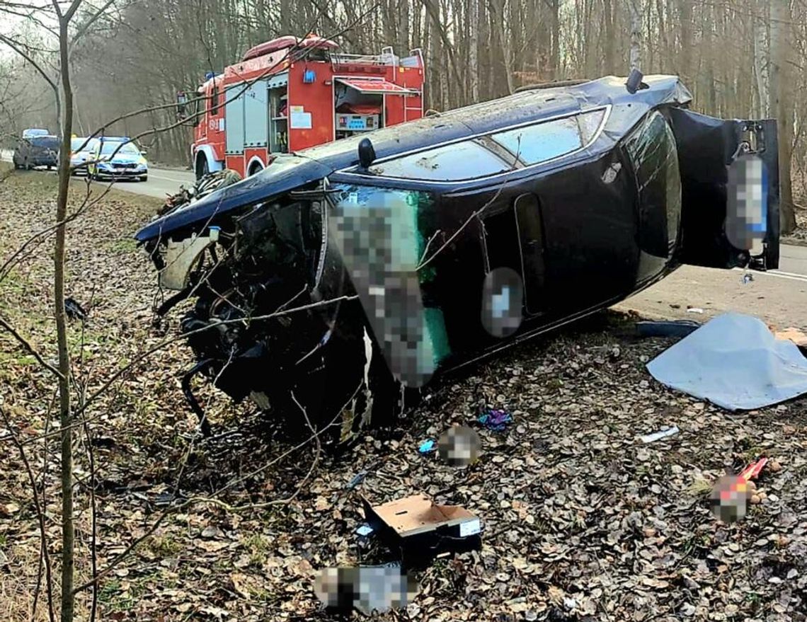 Groźny wypadek podczas wyprzedzania. 73-letni kierowca został zabrany do szpitala