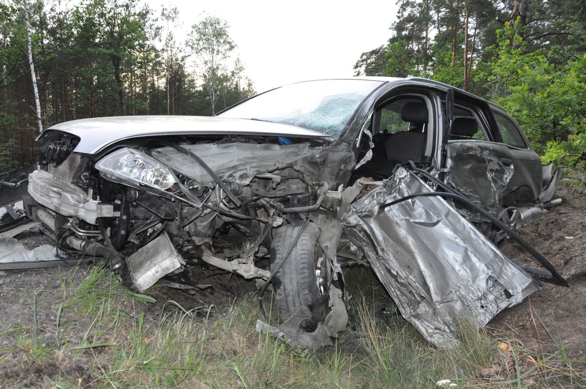 Groźny wypadek z udziałem nastoletnich kierowców. Dwie osoby trafiły do szpitala