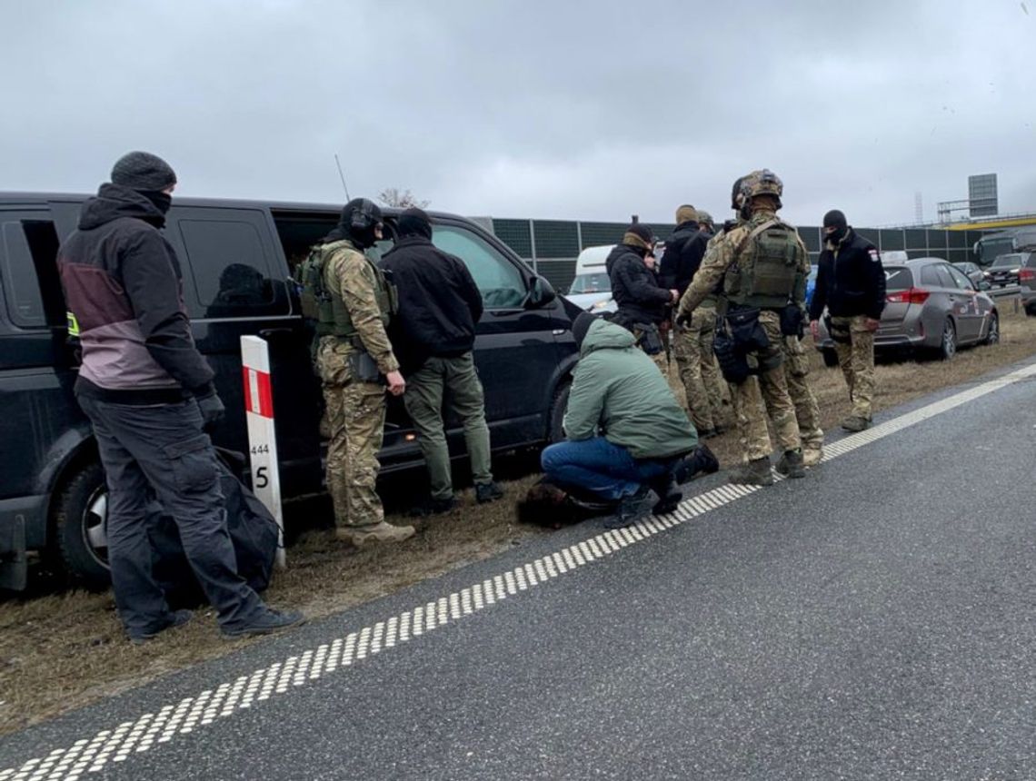 Grupa dilerów zaopatrywała powiat w narkotyki, kontrterroryści w akcji [WIDEO, FOTO]