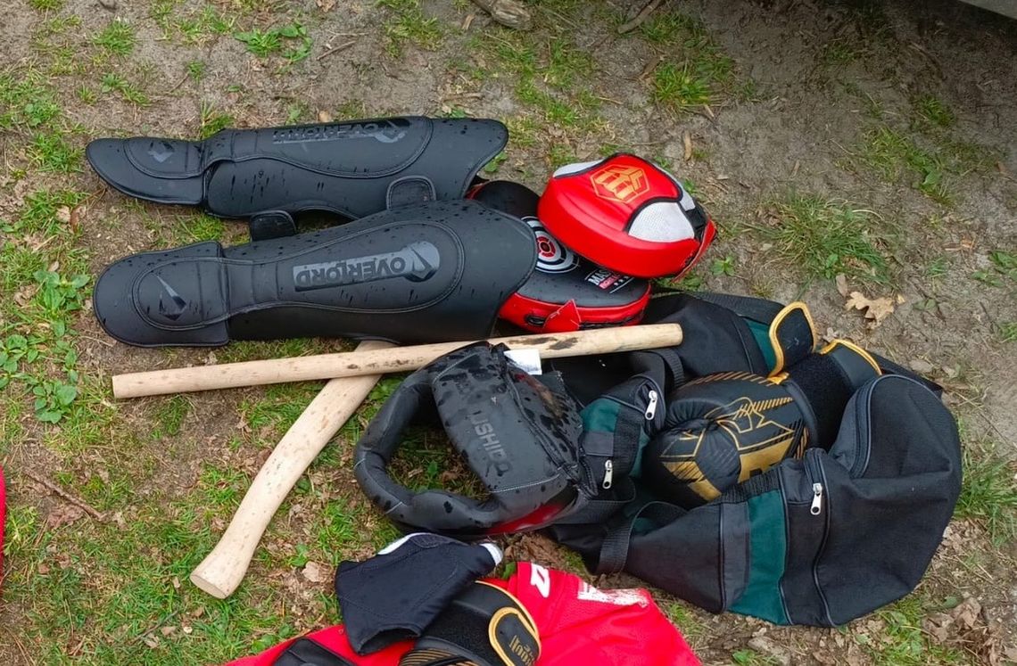 Grupa mężczyzn w środku lasu rozbiegła się na widok policji. Mieli maczetę, rękawice i inne "zabawki"