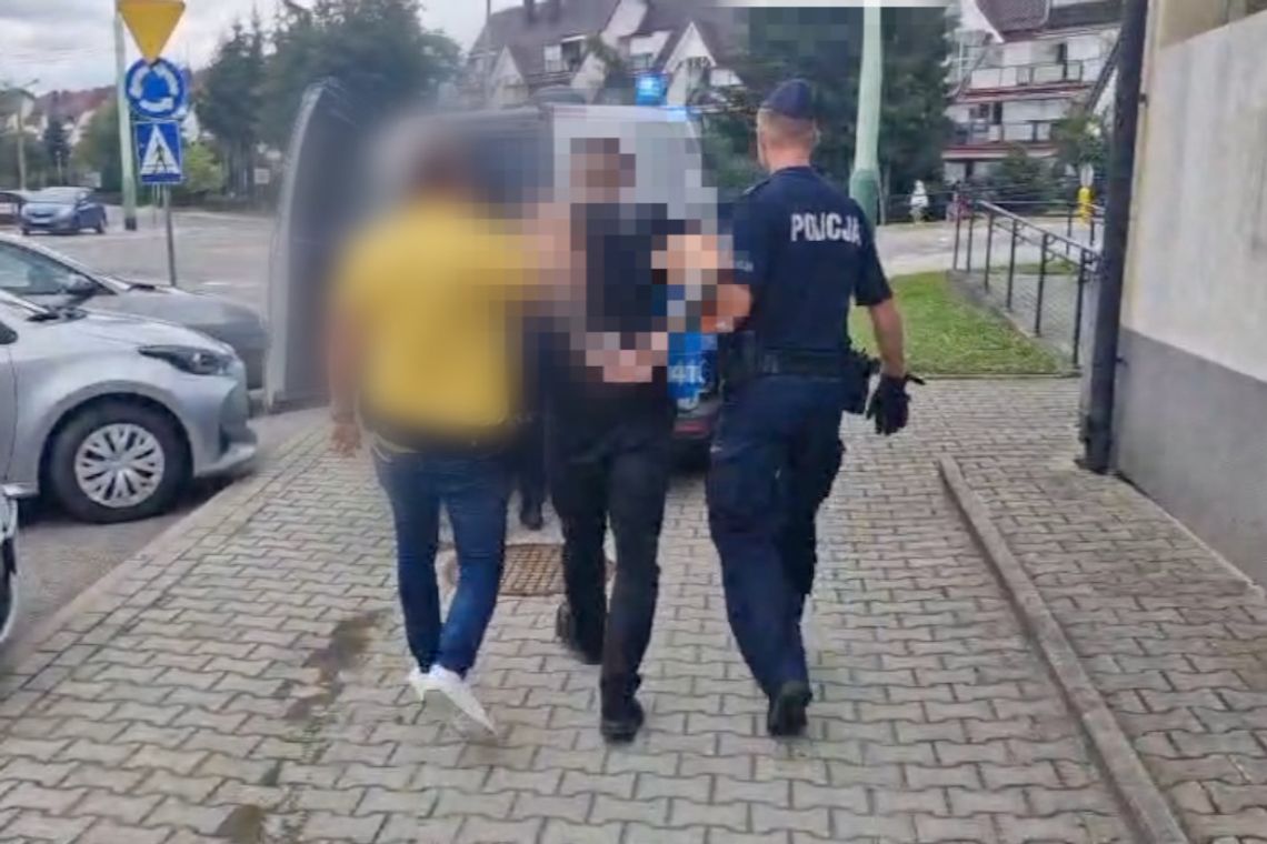 Grupa pseudokibiców zaatakowała mężczyznę. Kobieta została raniona nożem w plecy