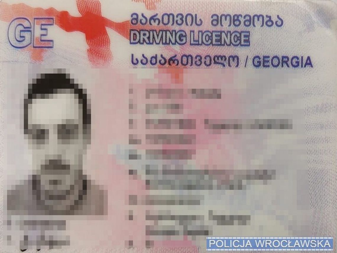 Gruzin podczas kontroli pokazał policjantom fałszywe prawo jazdy. Przyznał się, że je kupił Gruzin podczas kontroli pokazał policjantom fałszywe prawo jazdy. Przyznał się, że je kupił