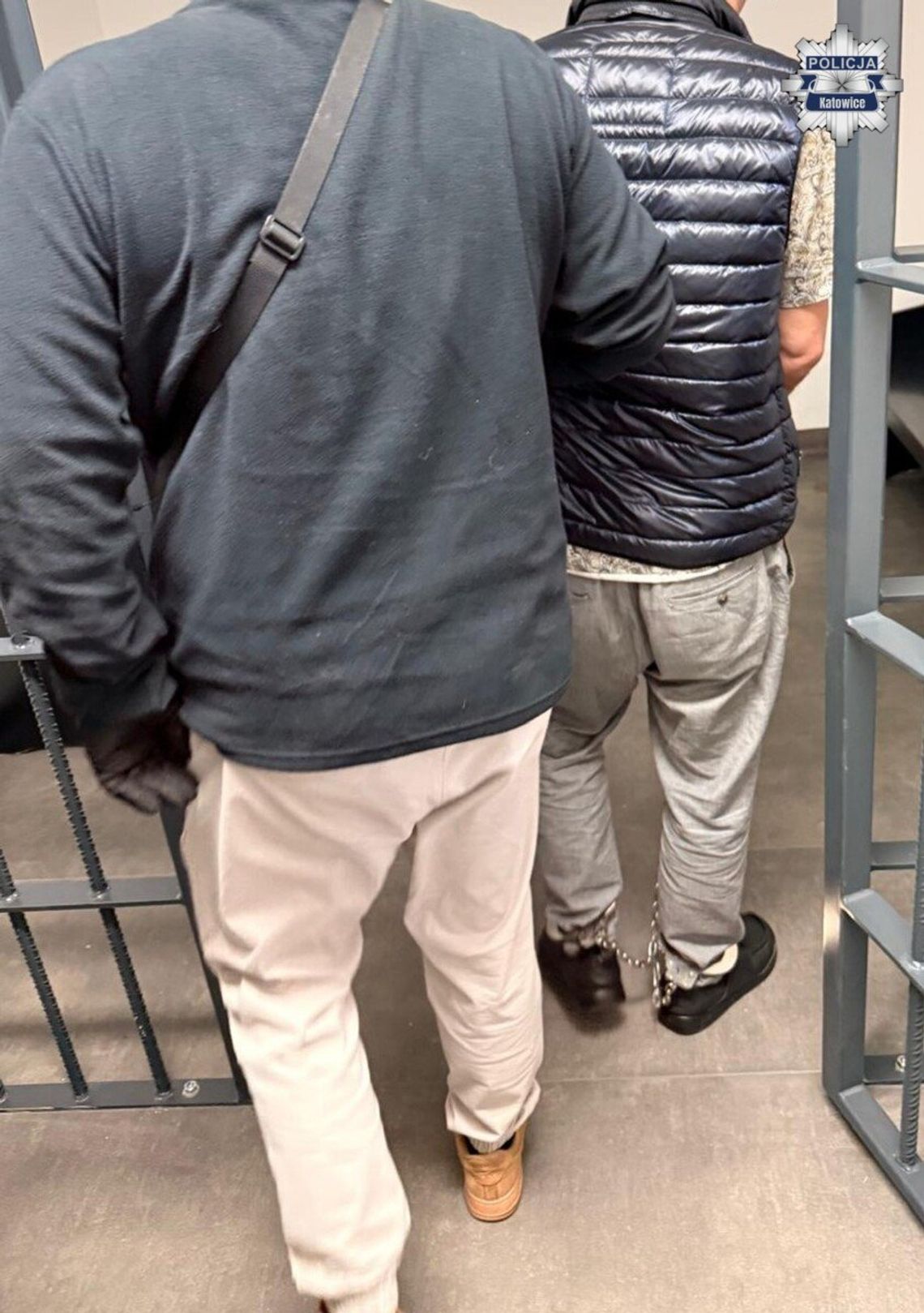 Gruzini kręcili się po parkingu w centrum handlowym i próbowali przechwycić sygnały z kluczyków Gruzini kręcili się po parkingu w centrum handlowym i próbowali przechwycić sygnały z kluczyków