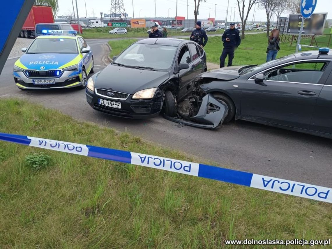 Gruzini okradali auta pod marketami. Podczas zatrzymania wjechali w policyjny radiowóz