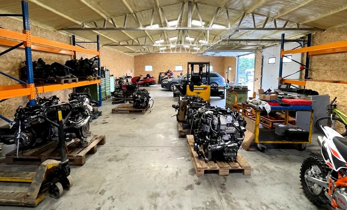 Handlarz zamieszany w paserstwo używanych części. Na magazynie miał skład silników. WIDEO