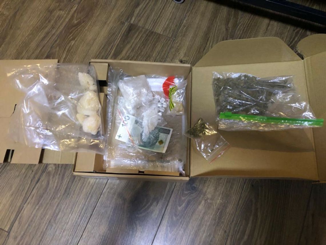 Handlarze narkotyków wpadli, bo chcieli dorobić na sprzedaży kradzionych kół. W mieszkaniu ponad 2,6 kg różnych dragów Handlarze narkotyków wpadli, bo chcieli dorobić na sprzedaży kradzionych kół. W mieszkaniu ponad 2,6 kg różnych dragów