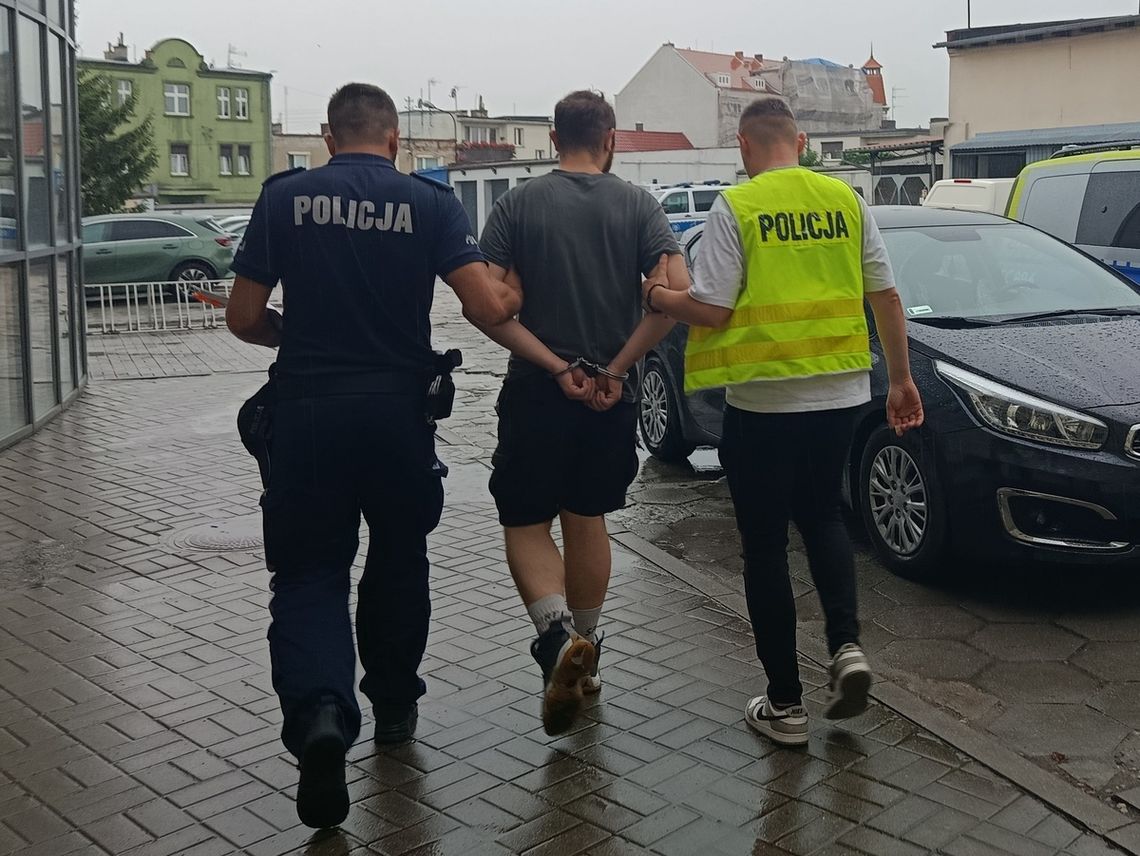 Handlował narkotykami z elektroniczną opaską na nodze. Wpadł na gorącym uczynku Handlował narkotykami z elektroniczną opaską na nodze. Wpadł na gorącym uczynku