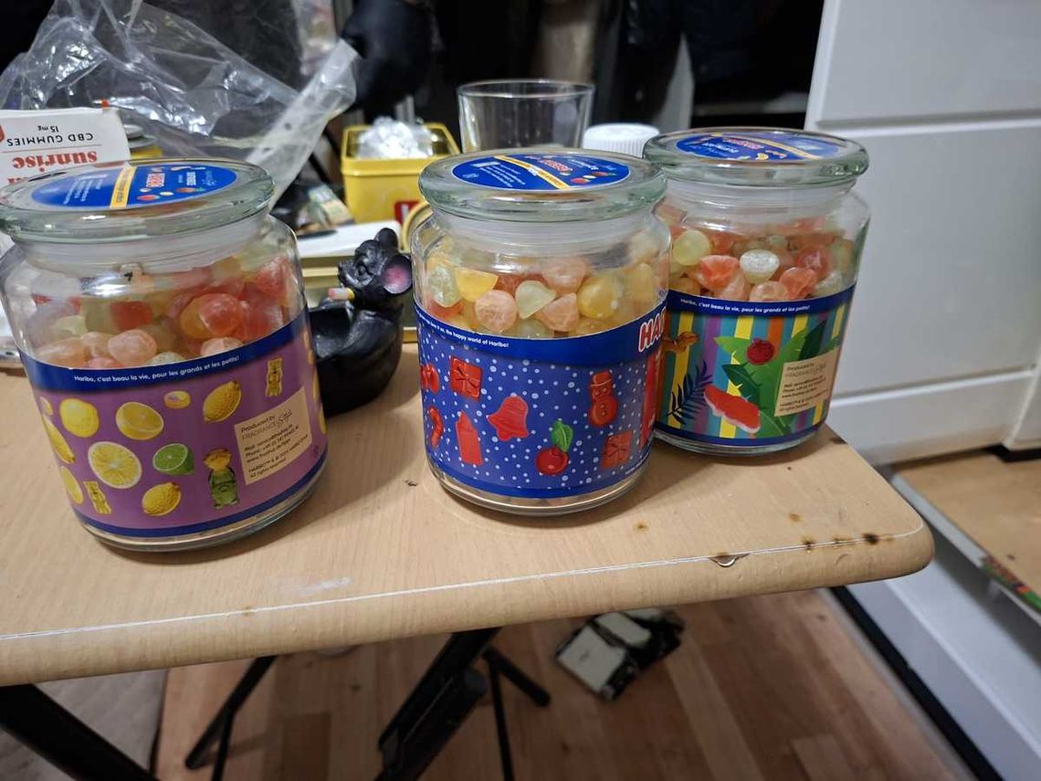 Handlował narkotykowymi słodyczami. 25-latek wpadł z sejfem pełnym żelków z THC i mefedronem