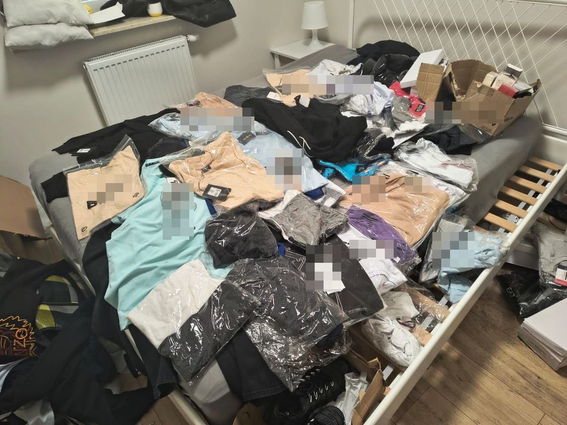 Handlował w internecie podróbkami odzieży znanych marek. Okazało się, że to poszukiwany pseudokibic