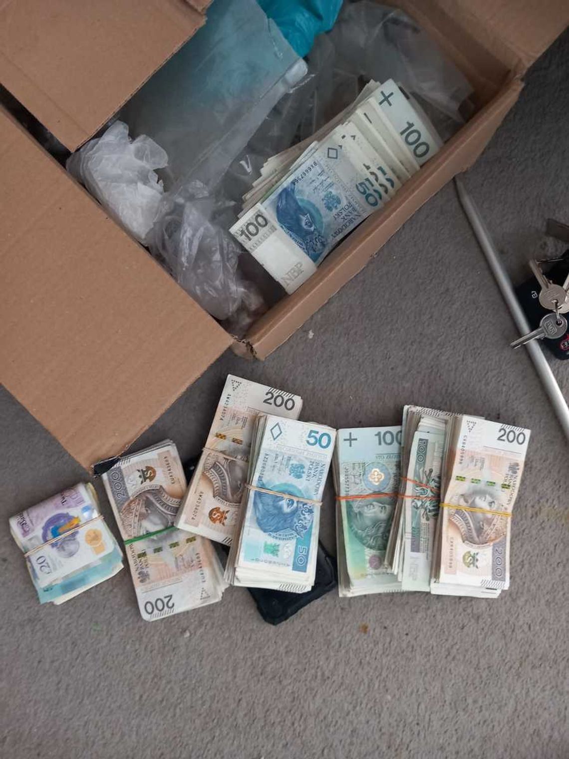 Handlowali narkotykami w darknecie. Już 17 osób zatrzymanych, przejęty towar i pieniądze