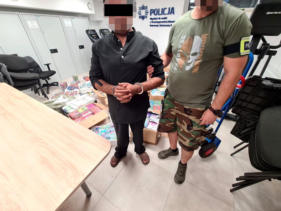 Hindus przeładowywał podejrzany towar. Miał nielegalne e-papierosy i podrabiane słuchawki
