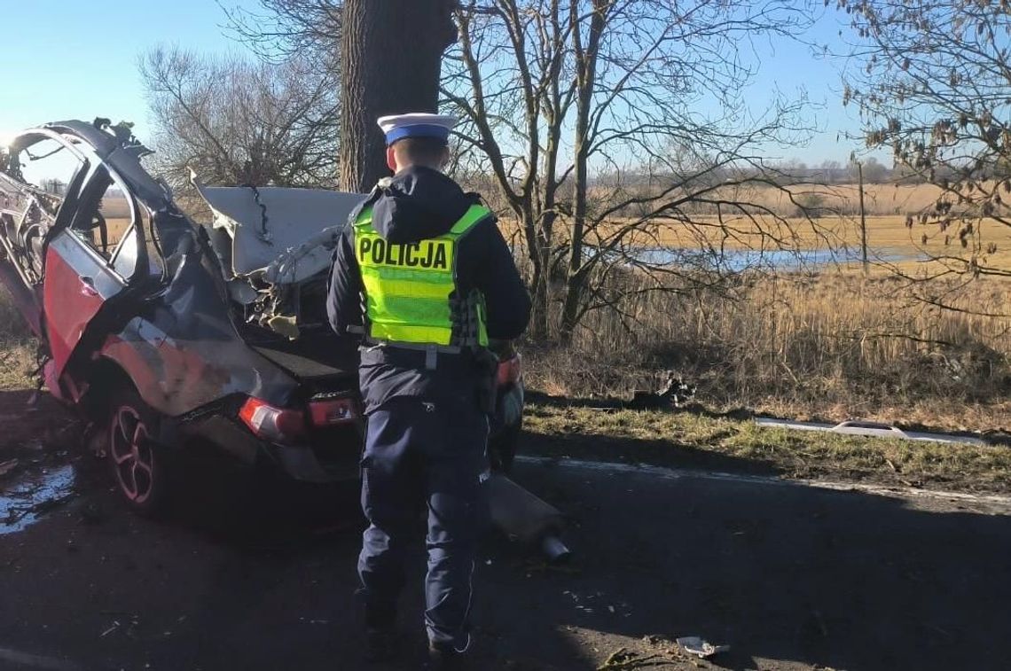 Honda zjechała z drogi i uderzyła w drzewo. Kobieta za kierownicą zginęła na miejscu Honda zjechała z drogi i uderzyła w drzewo. Kobieta za kierownicą zginęła na miejscu