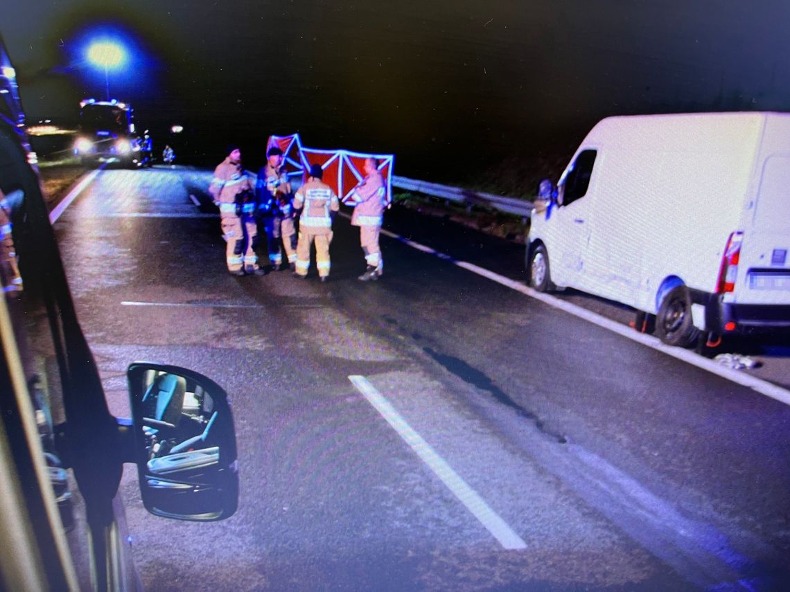 Horror na drodze ekspresowej S17. Ojciec i syn śmiertelnie potrąceni podczas zmiany koła