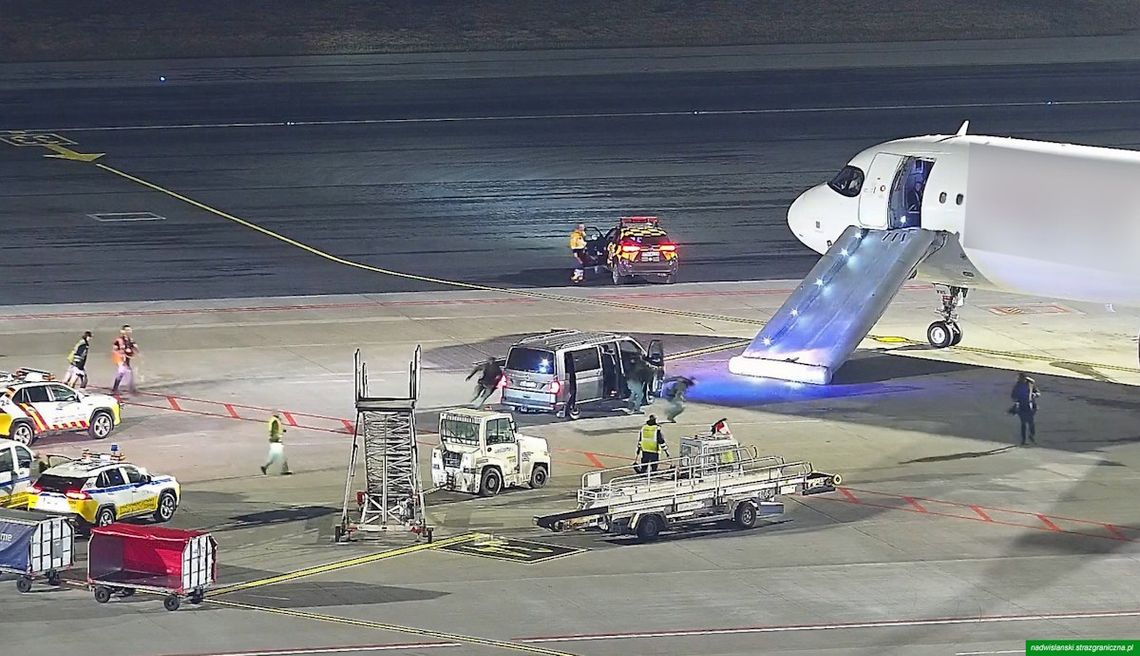 Horror na pokładzie samolotu z Teneryfy. Hiszpan otworzył drzwi podczas kołowania po płycie Horror na pokładzie samolotu z Teneryfy. Hiszpan otworzył drzwi podczas kołowania po płycie