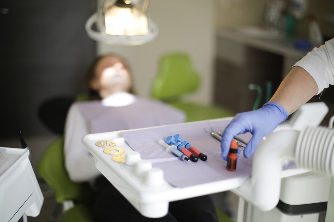 Horror podczas wizyty u dentysty. Stomatolog próbował zgwałcić 24-letnią pacjentkę