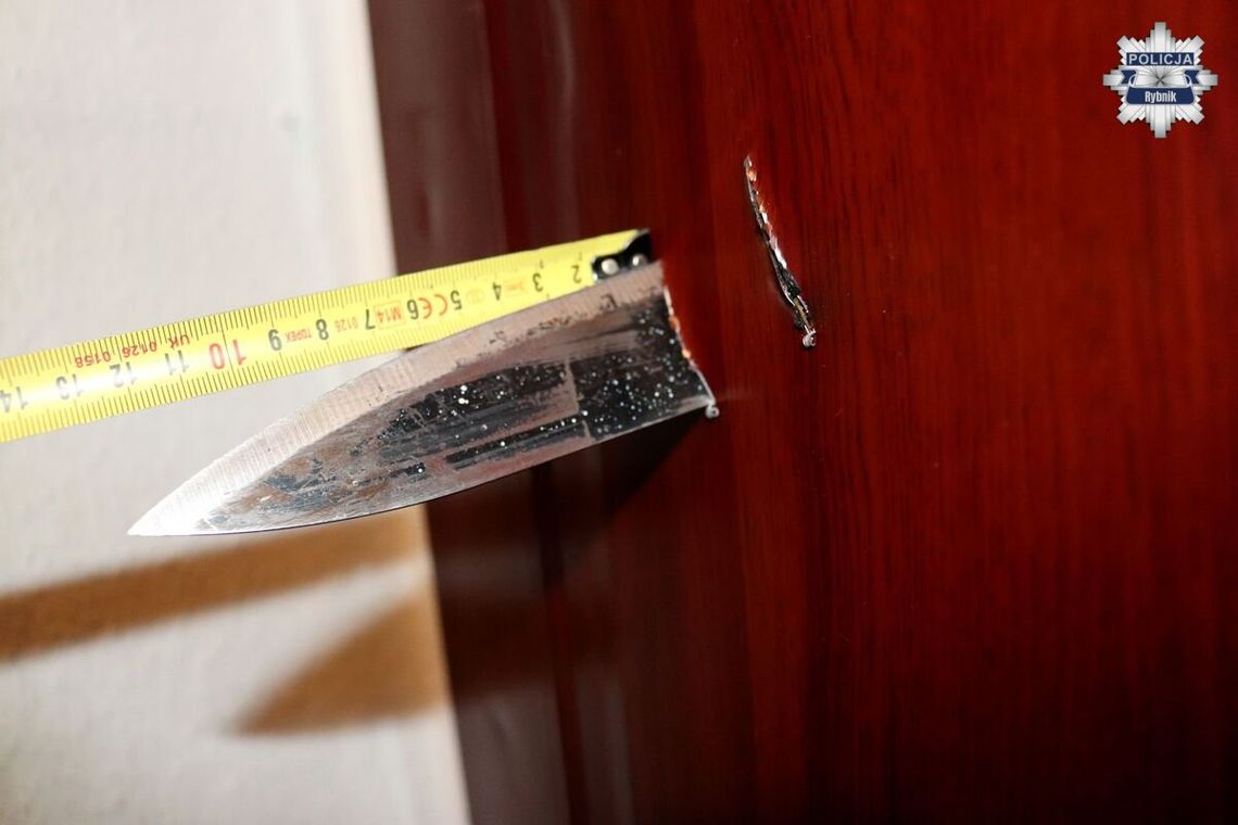 Horror w bloku. Strzelał do drzwi sąsiada i dźgał je nożem - chciał zmusić go do wyjścia