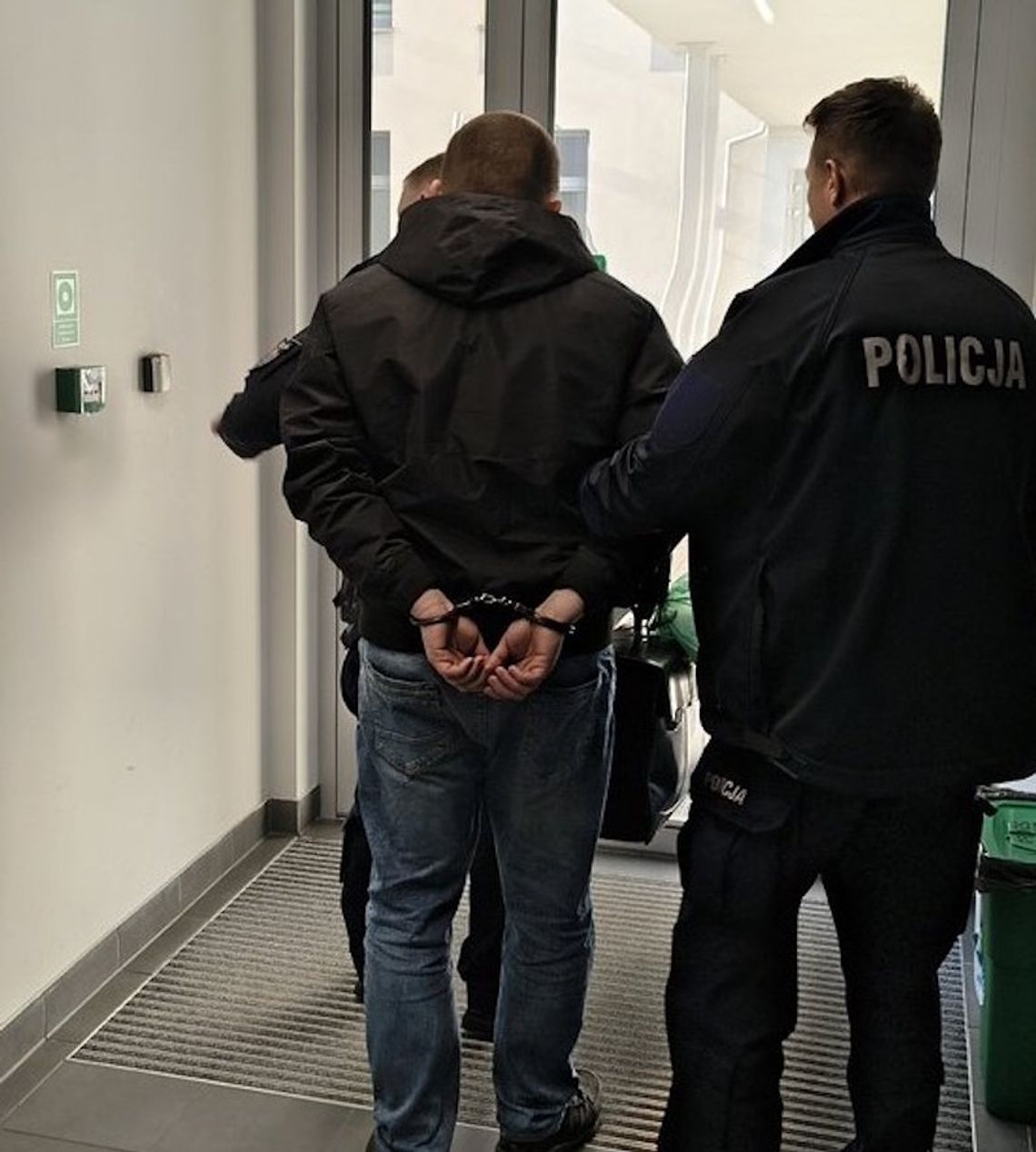 Horror w markecie. 32-letni mężczyzna ukrył się w damskiej toalecie, by nagrywać dziewczynki Horror w markecie. 32-letni mężczyzna ukrył się w damskiej toalecie, by nagrywać dziewczynki