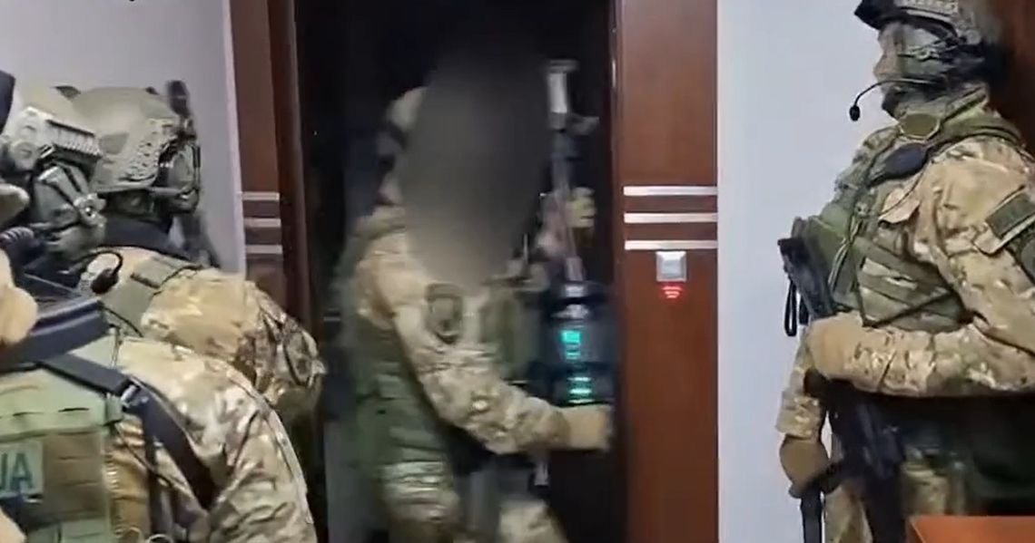 Hurtowy obrót nielegalnymi papierosami. Zarzuty udziału w grupie, sześciu w areszcie Hurtowy obrót nielegalnymi papierosami. Zarzuty udziału w grupie, sześciu w areszcie