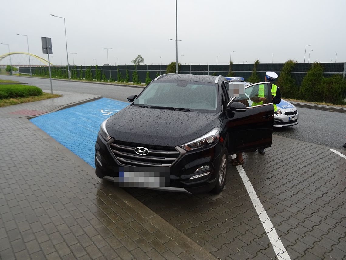 Hyundai jechał autostradą pod prąd. Za kierownicą 65-latka. Pomyliła się i chciała zawrócić