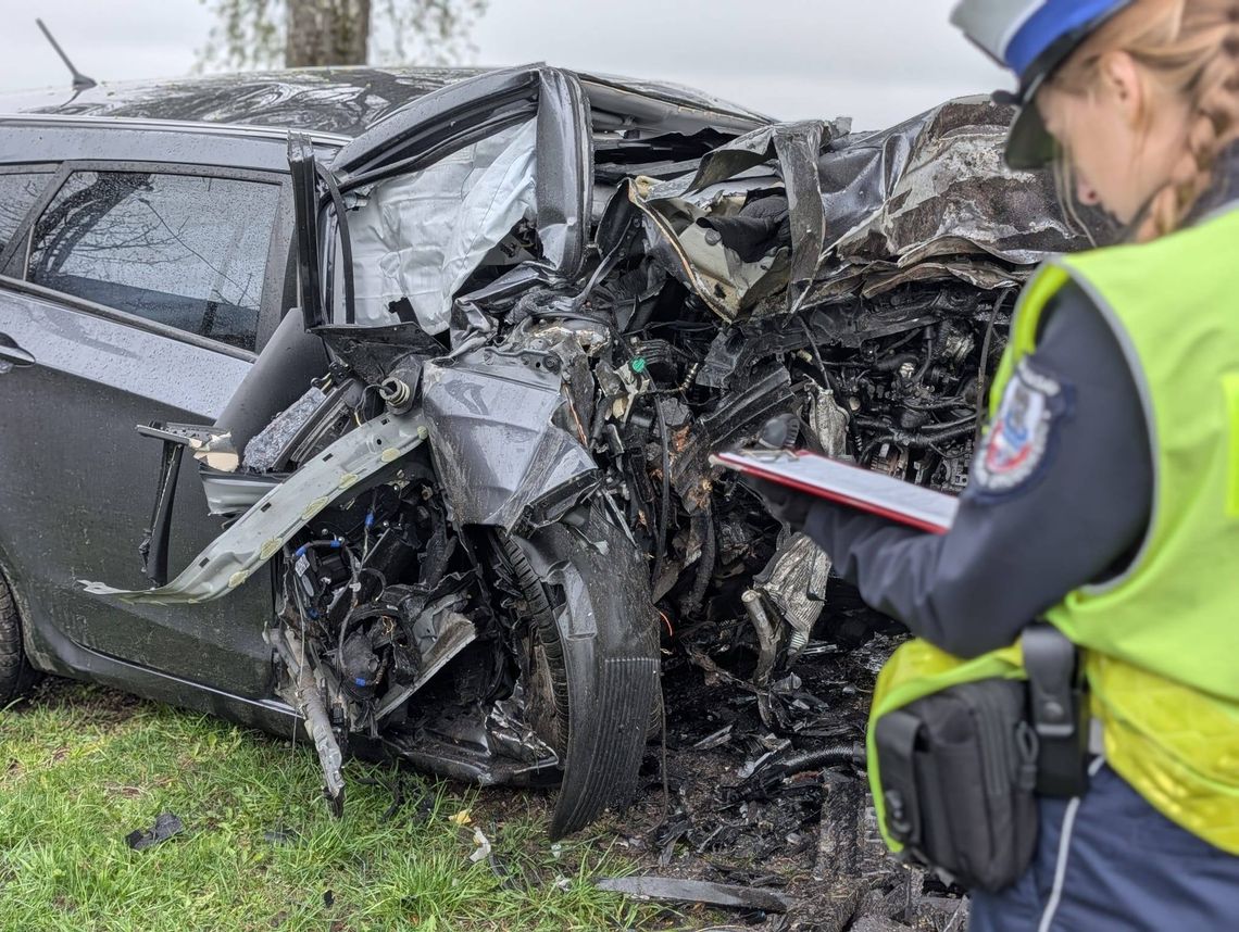 Hyundai rozbił się o drzewo. Nie żyje 27-letni mężczyzna, droga zablokowana